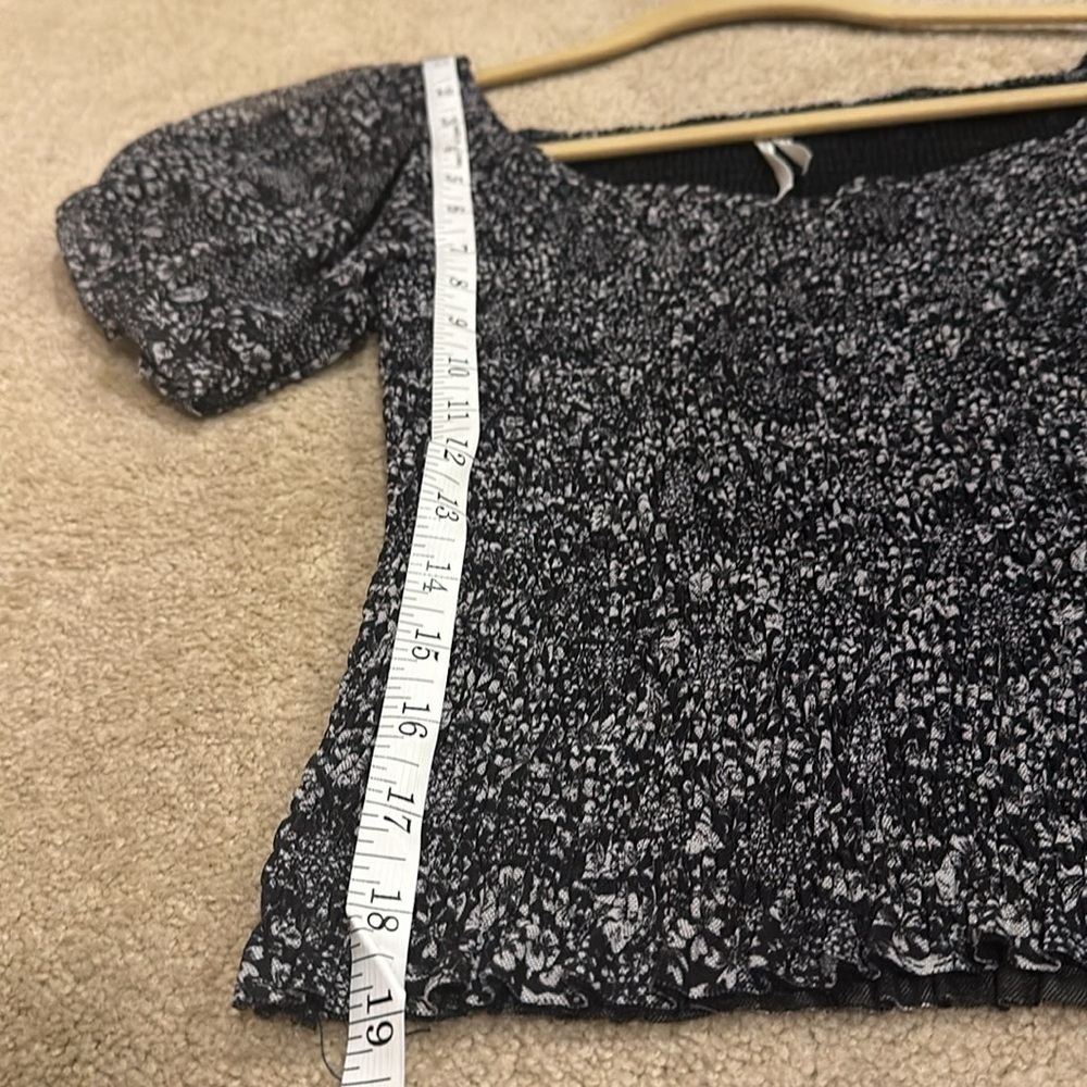 Anthropologie floral black and white blouse in great condition! - Picture 7 of 10